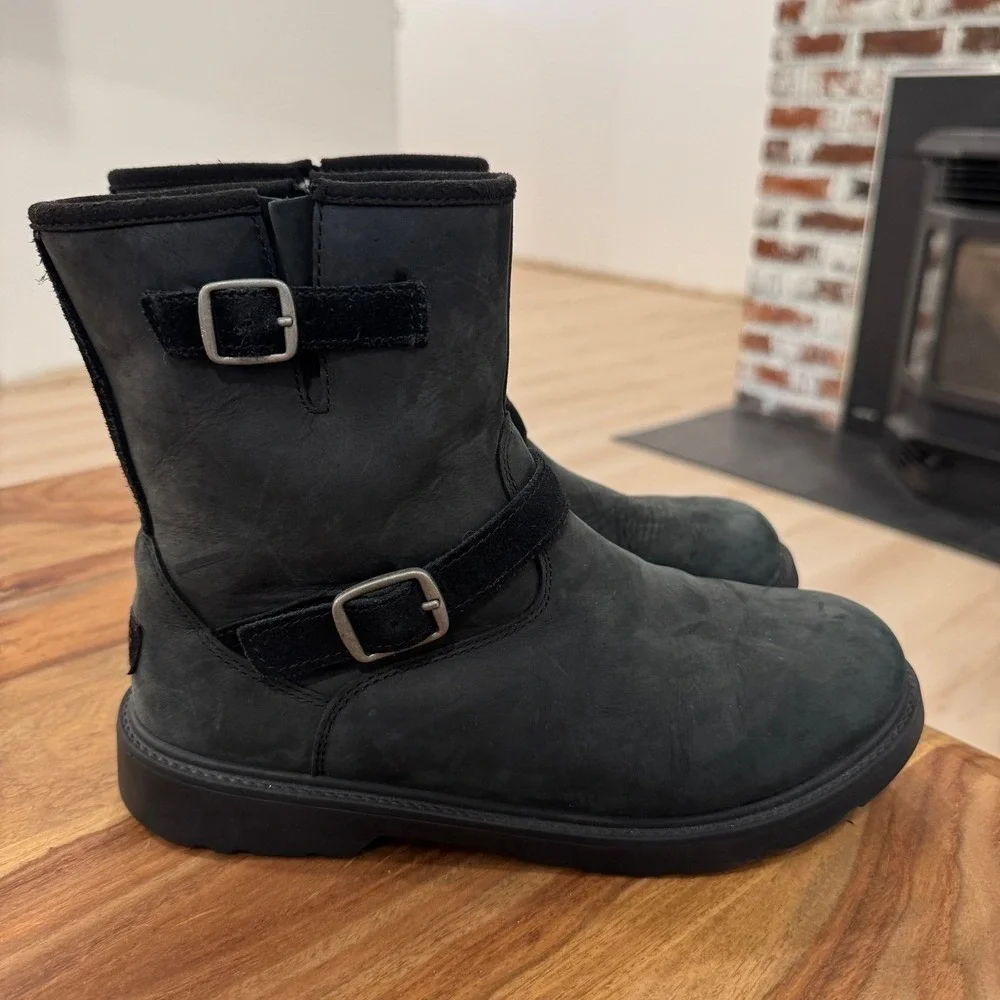 UGG Kinzey Kids 1117628K Black Nubuck Leather Moto Biker Boot Side Zip Buckle 6Y
